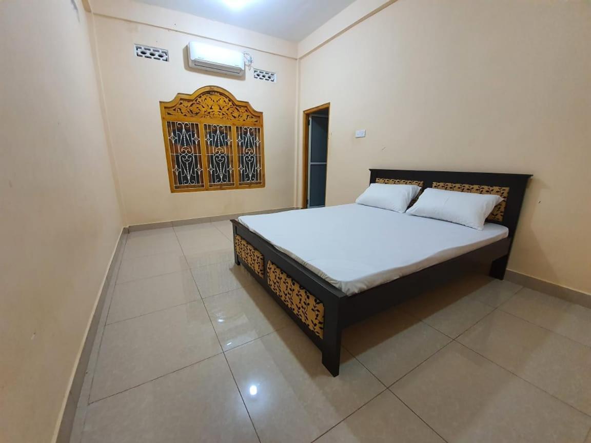 Hb Budget Rest Hotel Jaffna Bagian luar foto